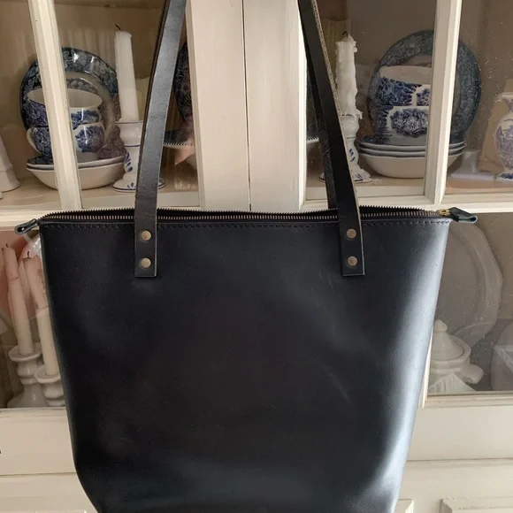 Chic Black Leather Tote Bag - Picture 3 of 10